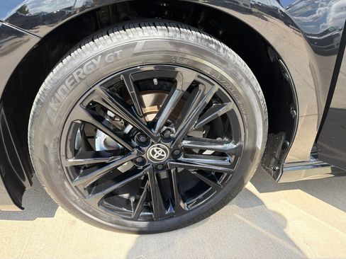 Used 2025 Toyota Camry SE FWD image 12