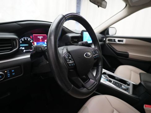 Used 2020 Ford Explorer XLT w/ Equipment Group 202A AWD/4WD image 8