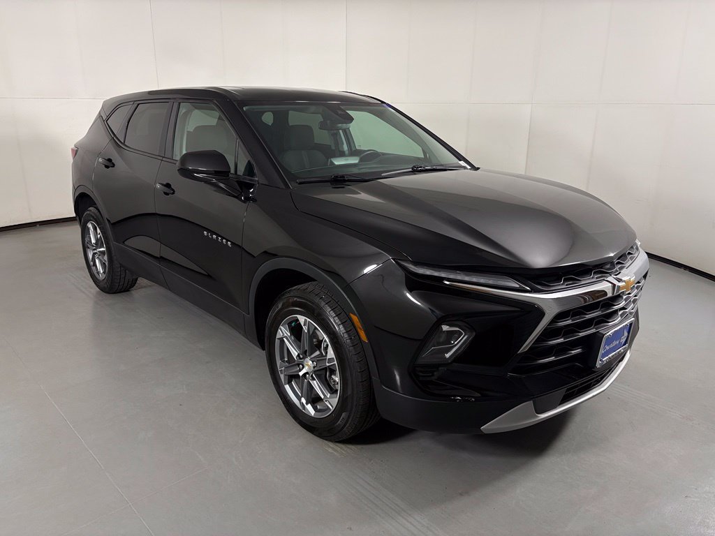 Used 2025 Chevrolet Blazer LT FWD image 2