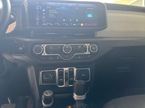 Used 2025 Jeep Wrangler Unlimited Sport AWD/4WD image 17