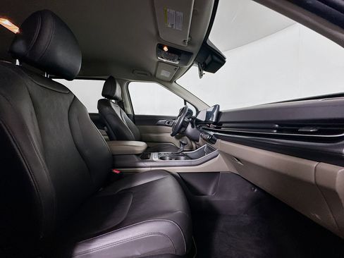 Used 2025 Kia Carnival FWD image 30