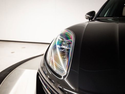 Certified 2025 Porsche Macan AWD/4WD image 12