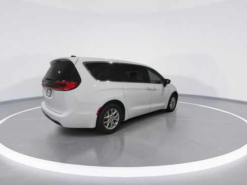 Used 2024 Chrysler Pacifica Touring-L image 8