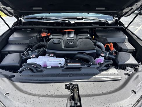 Used 2025 Lexus LX 700h F Sport image 45