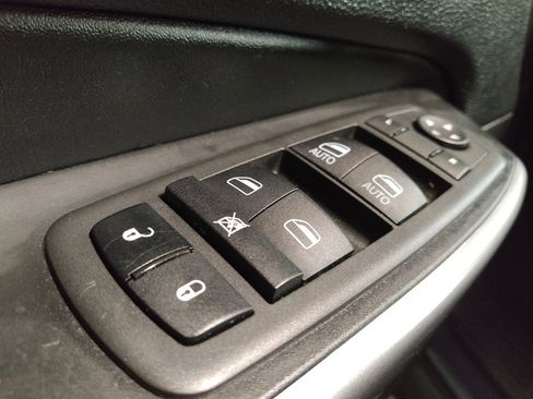 Used 2021 Jeep Cherokee Latitude FWD image 27