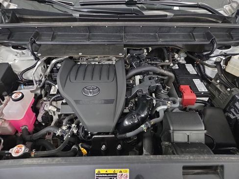 Used 2023 Toyota Highlander L image 47