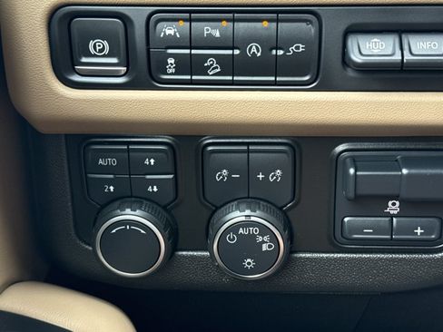 Used 2021 Chevrolet Tahoe Premier w/ Premium Package AWD/4WD image 28