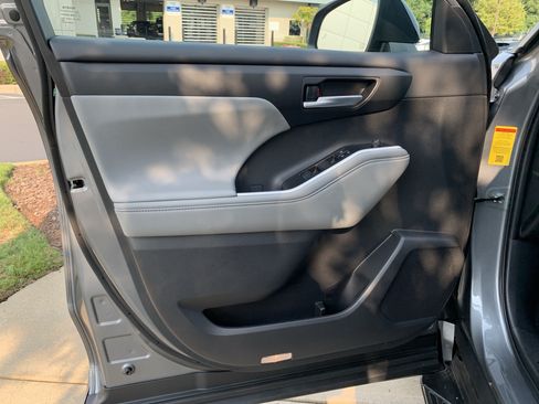 Used 2025 Toyota Highlander XLE AWD/4WD image 14