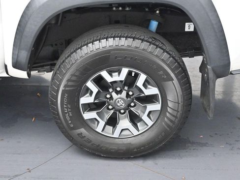 Used 2018 Toyota Tacoma TRD Off-Road AWD/4WD image 30