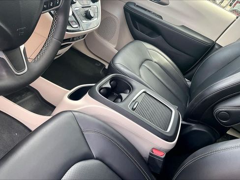 Used 2023 Chrysler Pacifica Touring-L AWD/4WD image 15