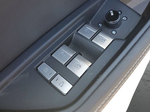 Used 2024 Audi Q8 e-tron Premium Plus image 20