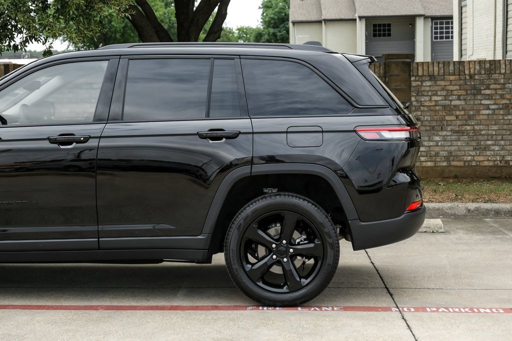 Used 2023 Jeep Grand Cherokee Limited w/ Black Appearance Package AWD/4WD image 22