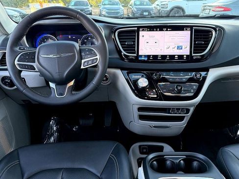 Used 2024 Chrysler Pacifica Touring-L image 27