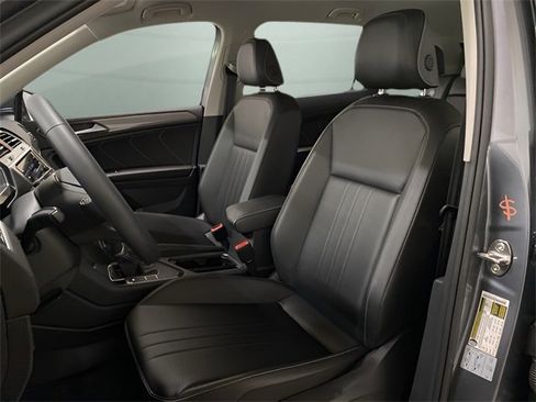 Used 2022 Volkswagen Tiguan SE image 58