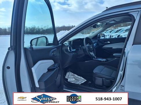 Used 2025 Chevrolet Trax LT w/ LT Convenience Package image 12