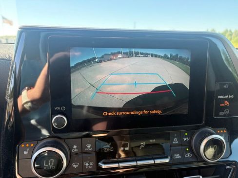 Used 2024 Toyota Highlander XLE AWD/4WD image 21