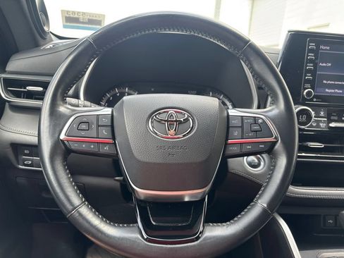 Used 2021 Toyota Highlander XSE FWD image 21