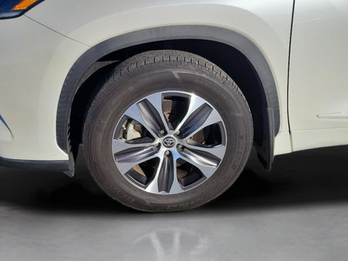 Used 2021 Toyota Highlander XLE AWD/4WD image 30