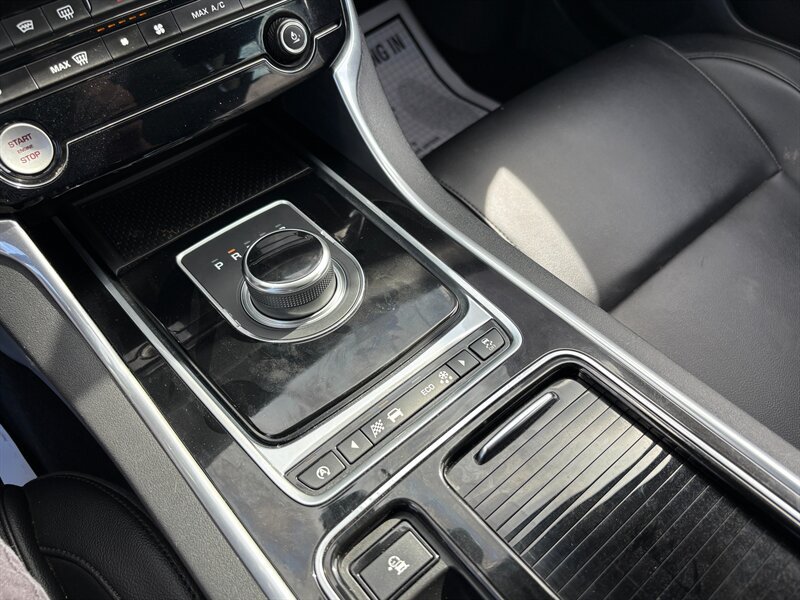 Used 2017 Jaguar XF Premium RWD image 17