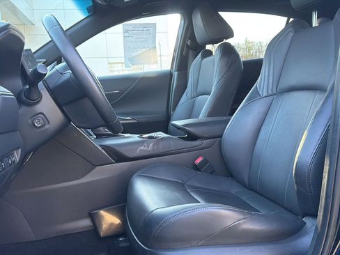 Used 2023 Toyota Venza Limited image 14