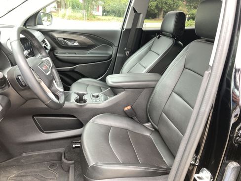 Used 2024 GMC Terrain SLT w/ Infotainment Package II FWD image 3