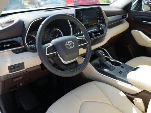 Used 2022 Toyota Highlander XLE FWD image 15