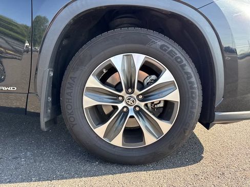 Used 2023 Toyota Highlander XLE AWD/4WD image 11
