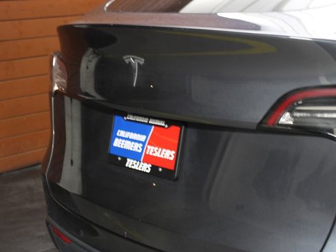 Used 2020 Tesla Model Y Long Range image 12