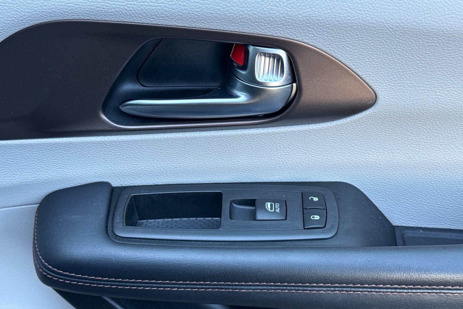 Used 2019 Chrysler Pacifica Touring Plus w/ Advanced Safetytec Group FWD image 22