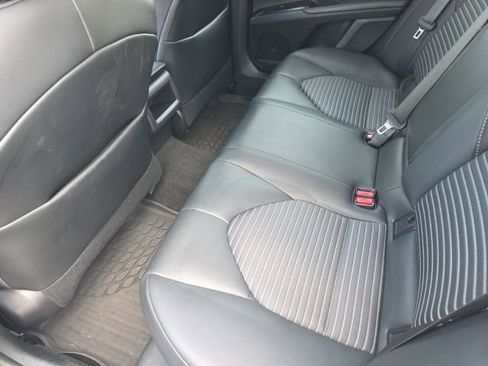 Used 2020 Toyota Camry SE w/ Sunroof Package image 11