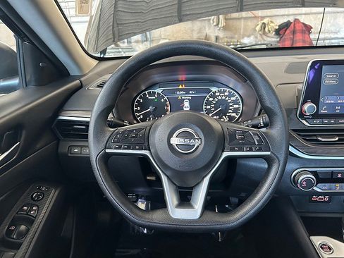 Used 2025 Nissan Altima 2.5 SV FWD image 24