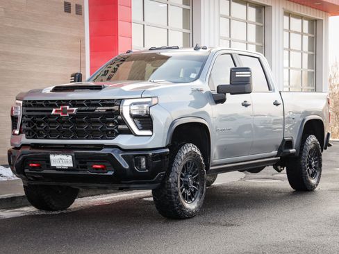 Used 2024 Chevrolet Silverado 2500 ZR2 w/ Technology Package image 8