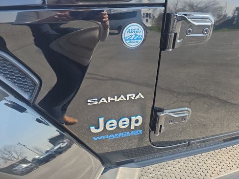 Used 2022 Jeep Wrangler Unlimited Sahara w/ Cold Weather Group AWD/4WD image 38