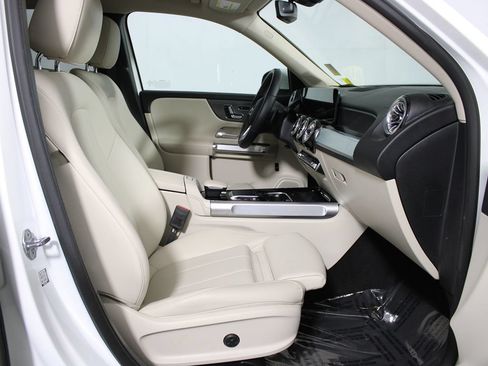 Used 2023 Mercedes-Benz GLB 250 image 9
