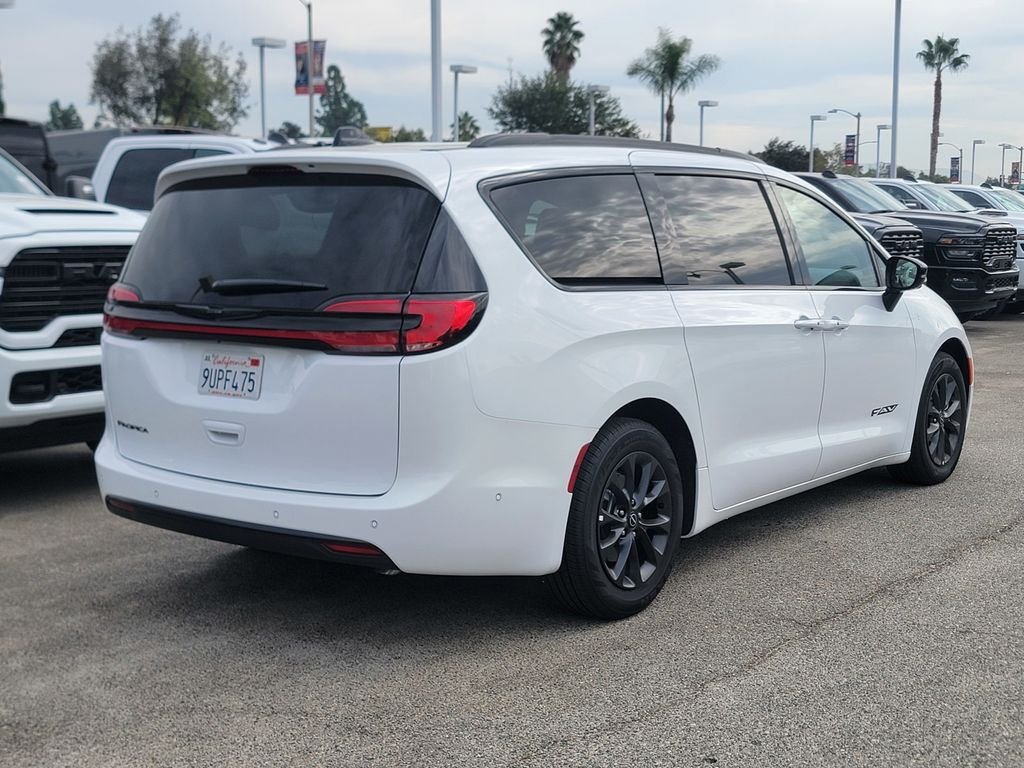 New 2025 Chrysler Pacifica Select w/ Fav Edition Package FWD image 4
