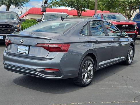 Used 2024 Volkswagen Jetta SE FWD image 6