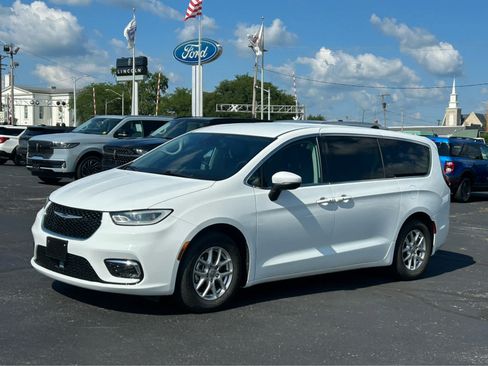 Used 2023 Chrysler Pacifica Touring-L FWD image 2