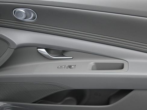 Certified 2025 Hyundai Elantra SEL image 11