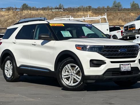 Used 2022 Ford Explorer XLT image 2