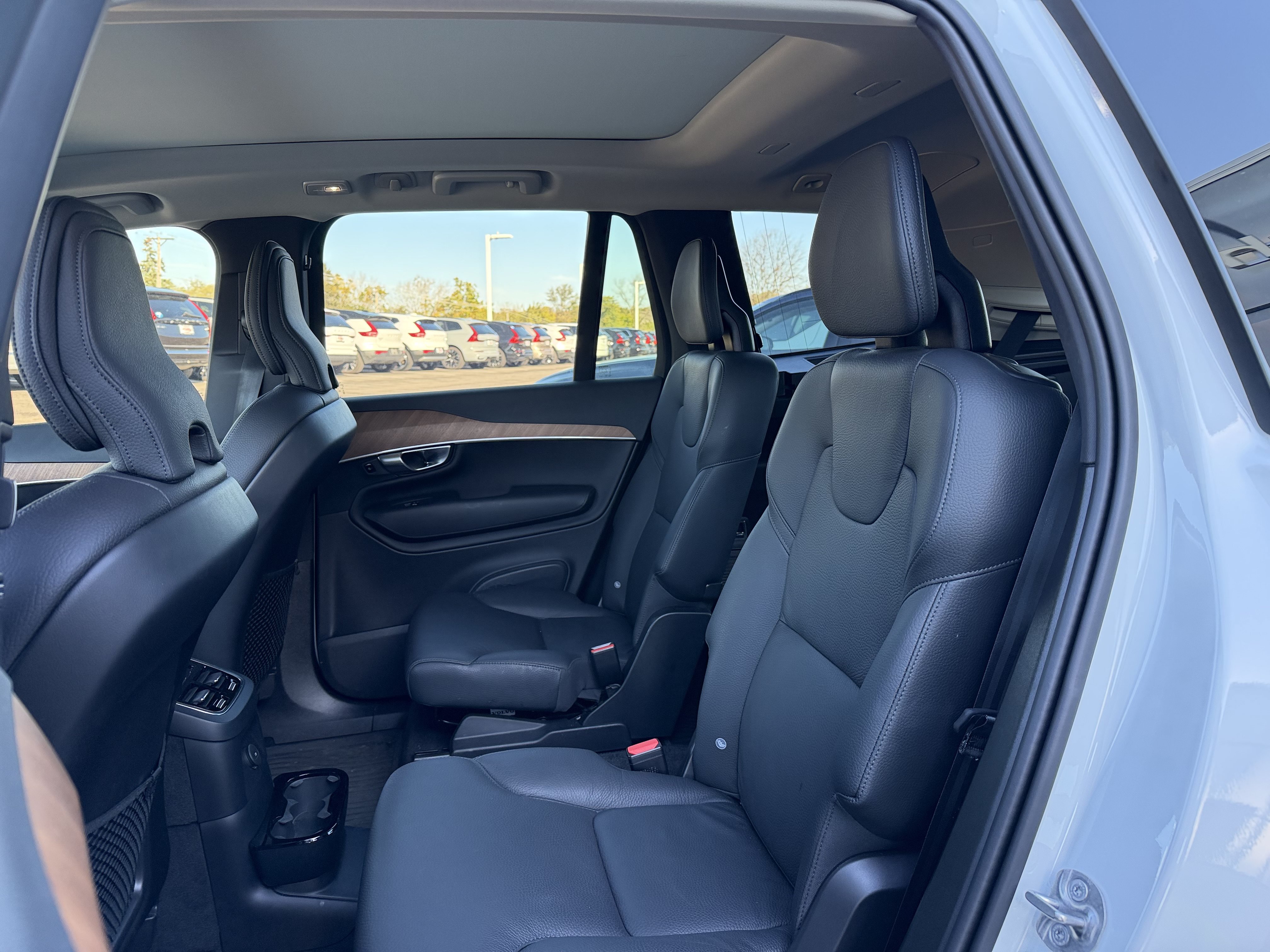 Used 2025 Volvo XC90 T8 Plus w/ Protection Package Premier AWD/4WD image 10