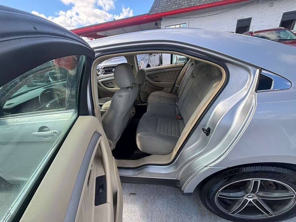 Used 2017 Ford Taurus SE FWD image 13