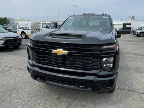 Used 2025 Chevrolet Silverado 2500 Custom w/ Custom Value Package AWD/4WD image 5