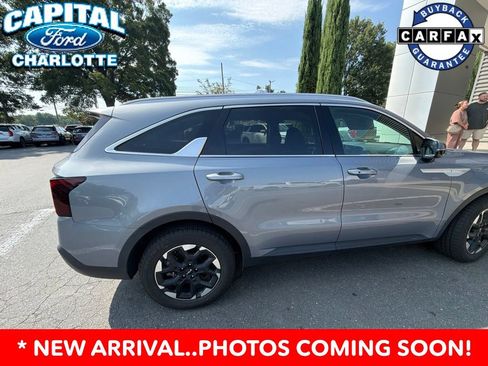 Used 2024 Kia Sorento S FWD image 2