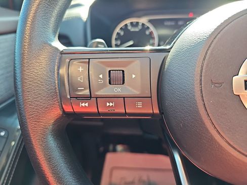 Used 2021 Nissan Rogue SV FWD image 17