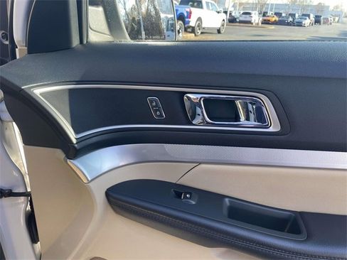 Used 2016 Ford Explorer XLT image 27