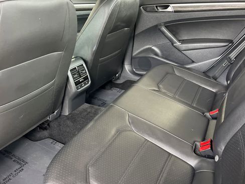 Used 2018 Volkswagen Passat 2.0T SE image 4