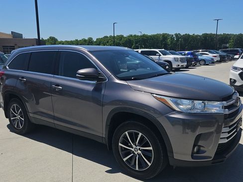 Used 2019 Toyota Highlander XLE AWD/4WD image 3