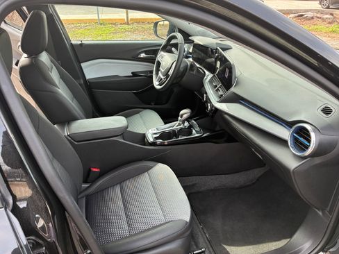 Used 2025 Chevrolet Trax LT w/ LT Convenience Package image 34