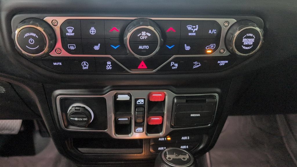 Used 2018 Jeep Wrangler Unlimited Sahara w/ Uconnect 4C Nav & Sound Group AWD/4WD image 14