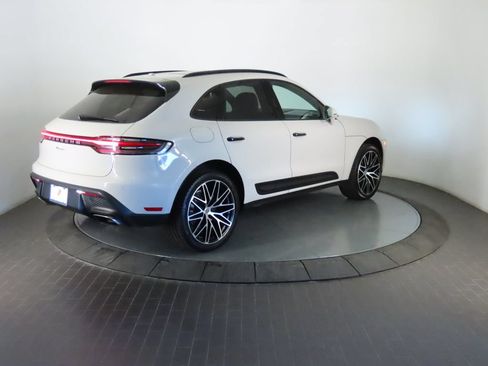 Certified 2022 Porsche Macan AWD/4WD image 7